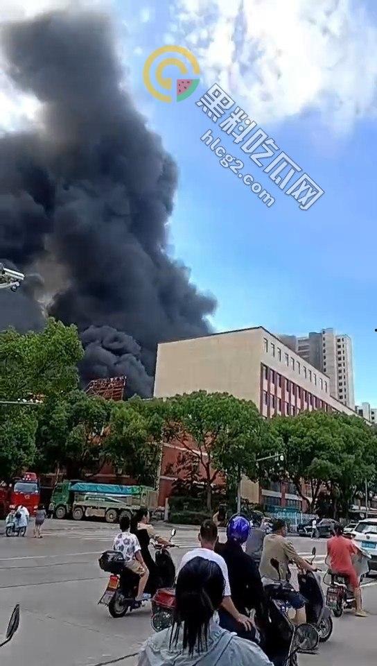 浙江宁波奉化工厂突发大火！不到五分钟车间化作火海，工人全力扑救无果-2