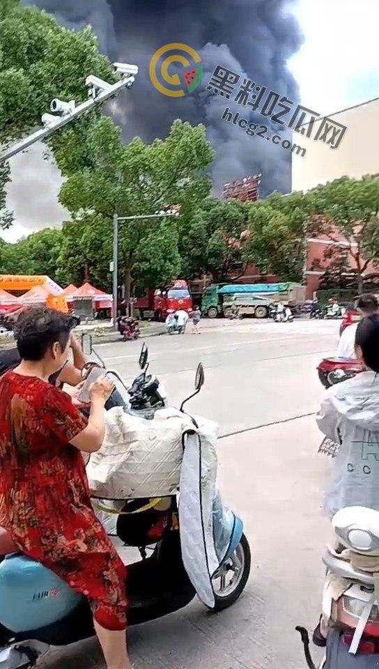 浙江宁波奉化工厂突发大火！不到五分钟车间化作火海，工人全力扑救无果-3