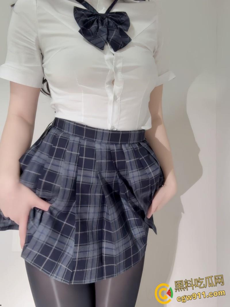 推特反差萝莉【梦中的梦】，清纯JK黑丝制服，掀衣脱丝露出白嫩美乳，白虎嫩穴骑乘扭臀自慰 ！-1