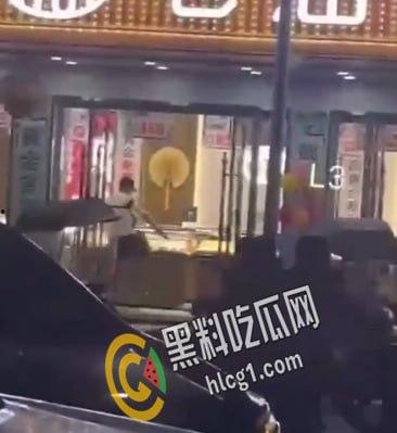 浙江慈溪市逍林镇 一男子持仿真玩具抢劫金店 得手后逃离 没过几个小时就被逮到了-6