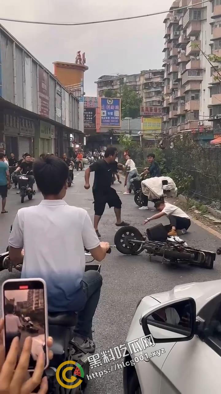 真男人只用拳头解决问题 广东街头上演两男子肉搏战 白衣男子一分钟内被击倒三次还能再战-4