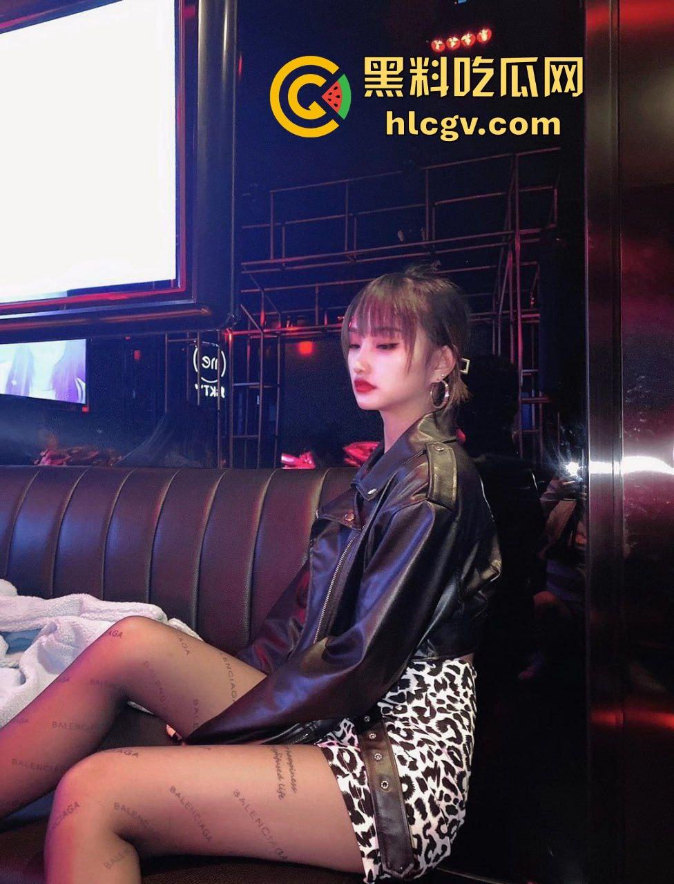 瓜友爆料炮友【李雪】御姐风！长腿平底鞋撩人，天生炮架子扛起来框框猛操！-1