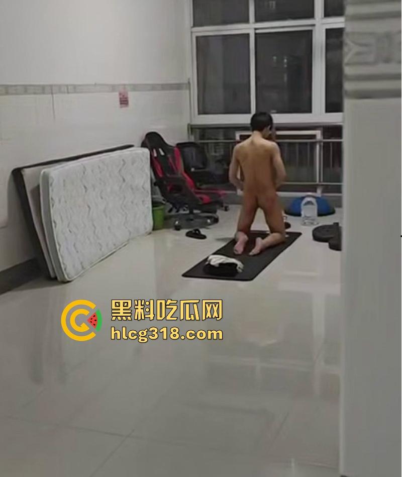 鸡巴吊水桶！男研究生裸体日常锻炼 鸡巴吊着水桶训练持久力 不是哥们这么强的吗？-6