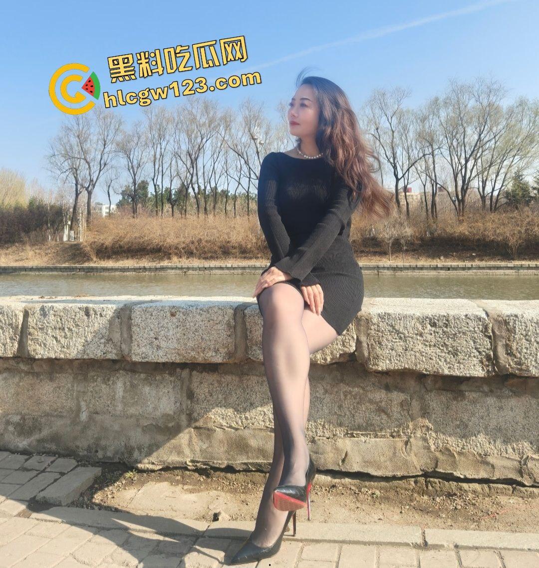 东北熟妇肥臀热烫黑丝包裹嫩穴，被弟弟狂草爽到命都要没了，还说再不射老公要回来了！-1