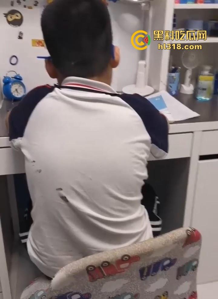 常年真空穿丝袜出门的反差丰满骚妈，趁儿子写作业在背后偷偷自慰，淫话连篇超级劲爆刺激！-1