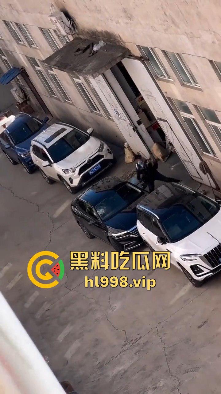 天津丈夫怀疑老婆出轨怒砸车，老婆吓得弃车逃跑！掏出自制手枪开火，枪声堪比沙鹰，建国后还敢造枪！-4