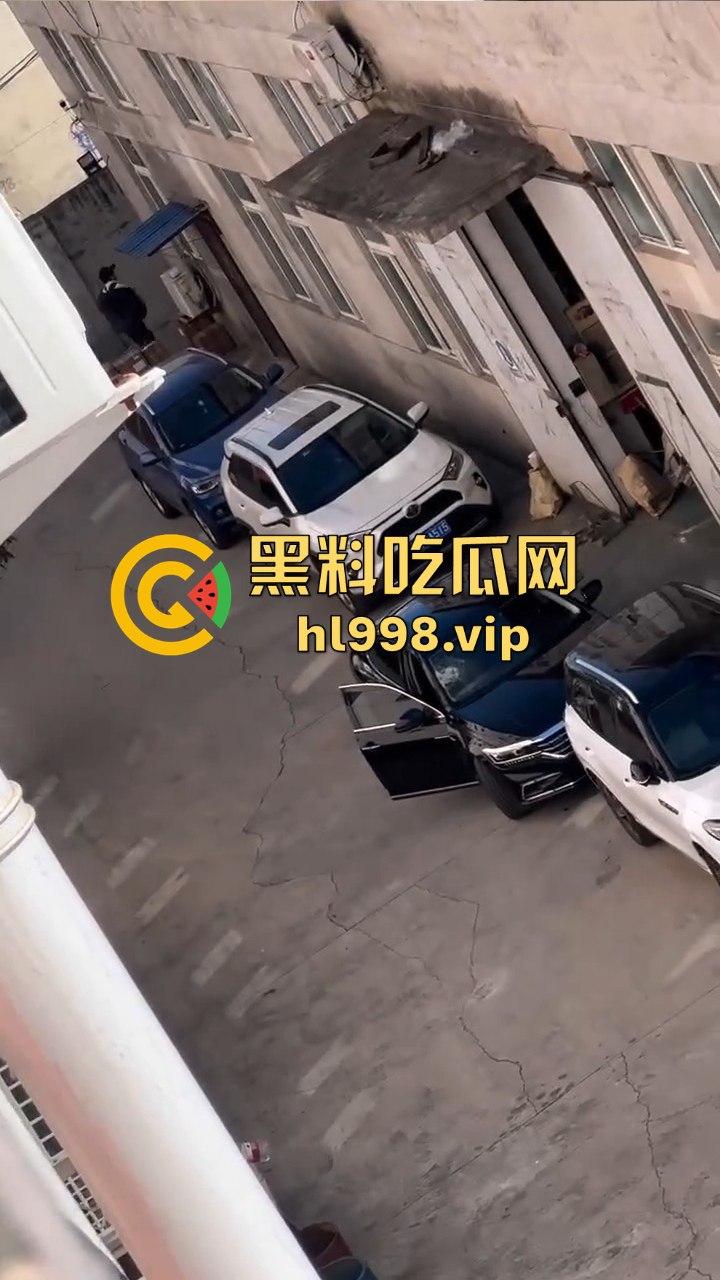 天津丈夫怀疑老婆出轨怒砸车，老婆吓得弃车逃跑！掏出自制手枪开火，枪声堪比沙鹰，建国后还敢造枪！-9