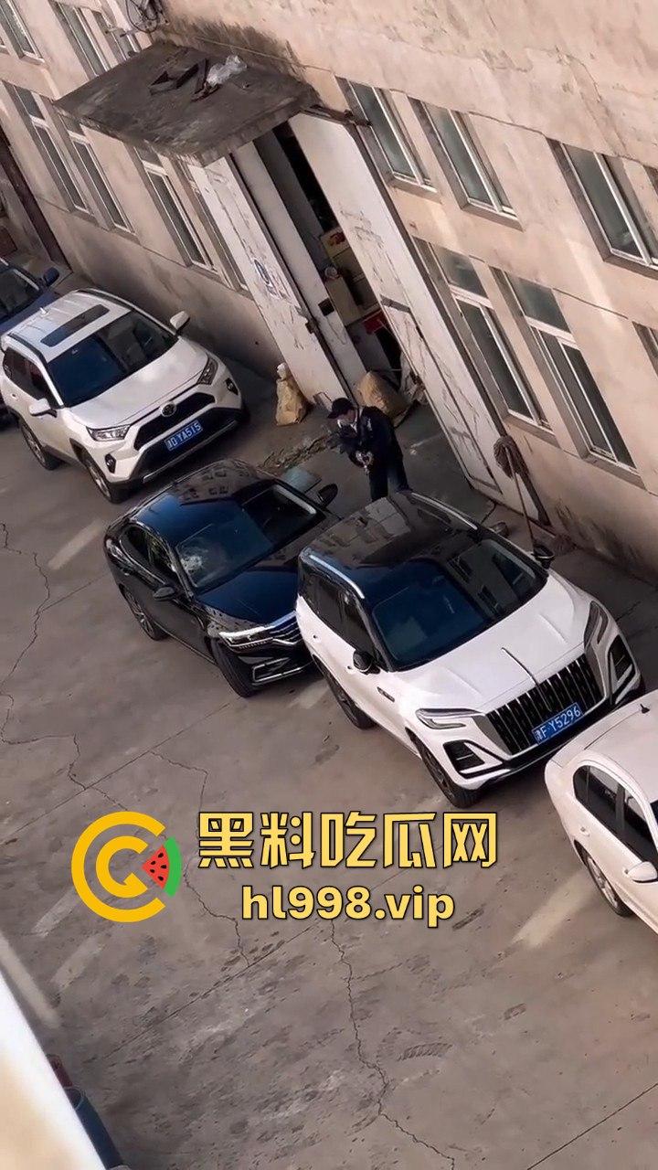 天津丈夫怀疑老婆出轨怒砸车，老婆吓得弃车逃跑！掏出自制手枪开火，枪声堪比沙鹰，建国后还敢造枪！-10