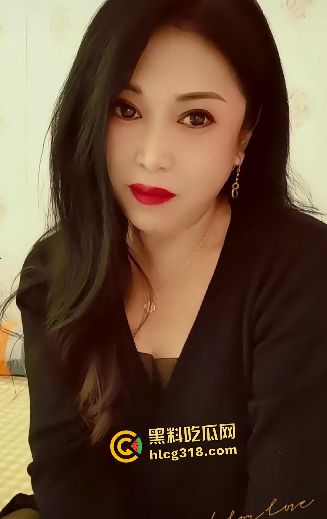 快手熟女【黑玫瑰娜姐】自拍给金主瑜伽紧身衣翘臀大黑鸡巴自慰，倒转屏幕看着像倒插！！-3