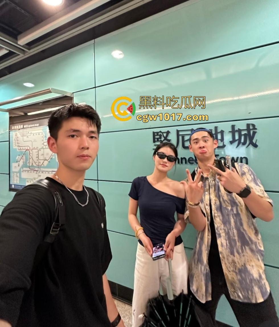 淫妻出轨单男大肉棒，绿帽老公秒变M竟帮单男口交，老婆黑丝换肉丝老公继续操，我看是这老公想出轨吧？-2