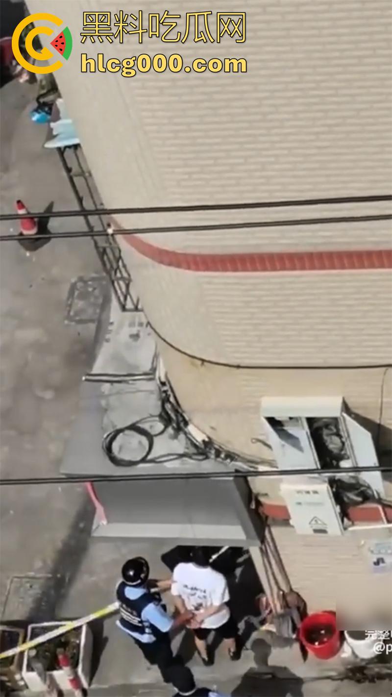 这下彻底老实了！骚逼妻子偷情被丈夫抓现行，愤怒持刀狂砍情人，脖子腰部各中一刀，血腥场面曝光！-7