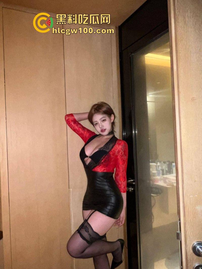 抖音巨奶擦边网红【小u优优子】为吸男粉关注 粉丝群内自曝抖奶露逼照 38F大奶在线哺乳 好想吸！-14