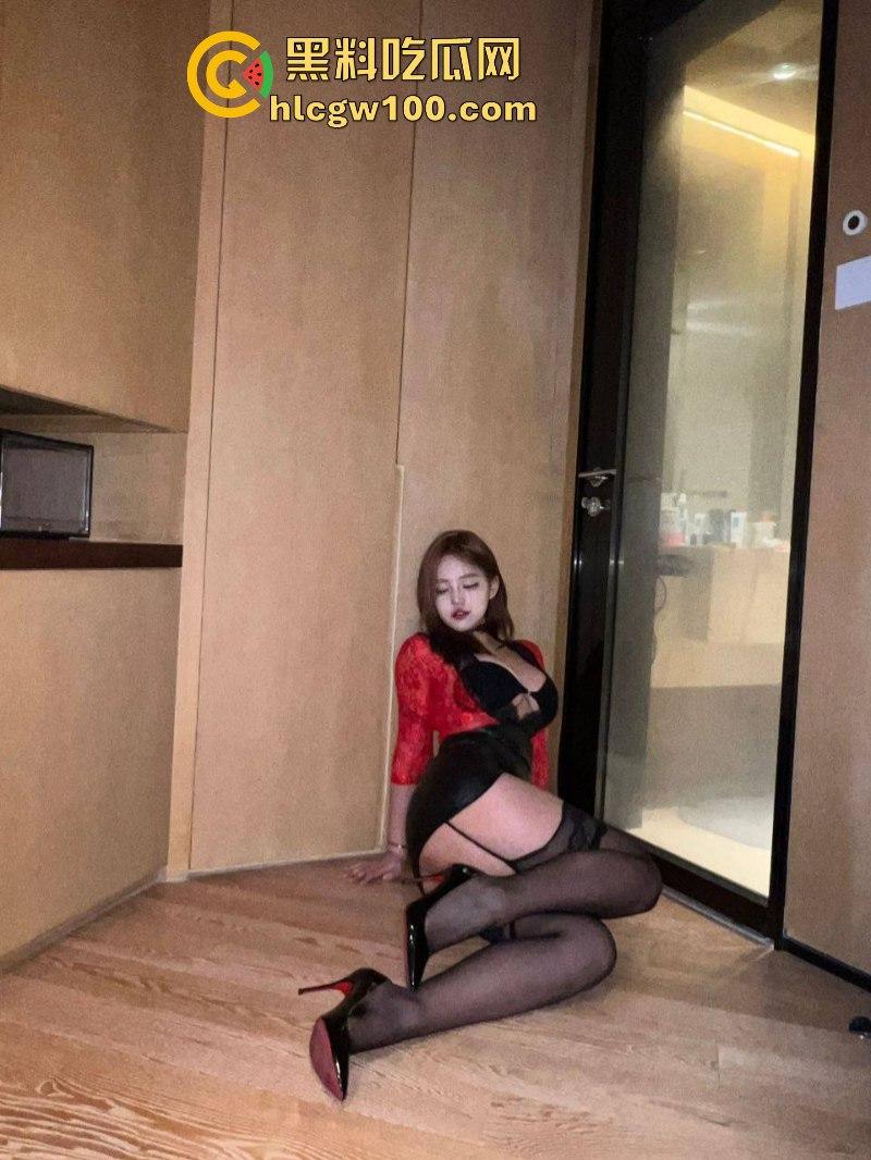 抖音巨奶擦边网红【小u优优子】为吸男粉关注 粉丝群内自曝抖奶露逼照 38F大奶在线哺乳 好想吸！-15