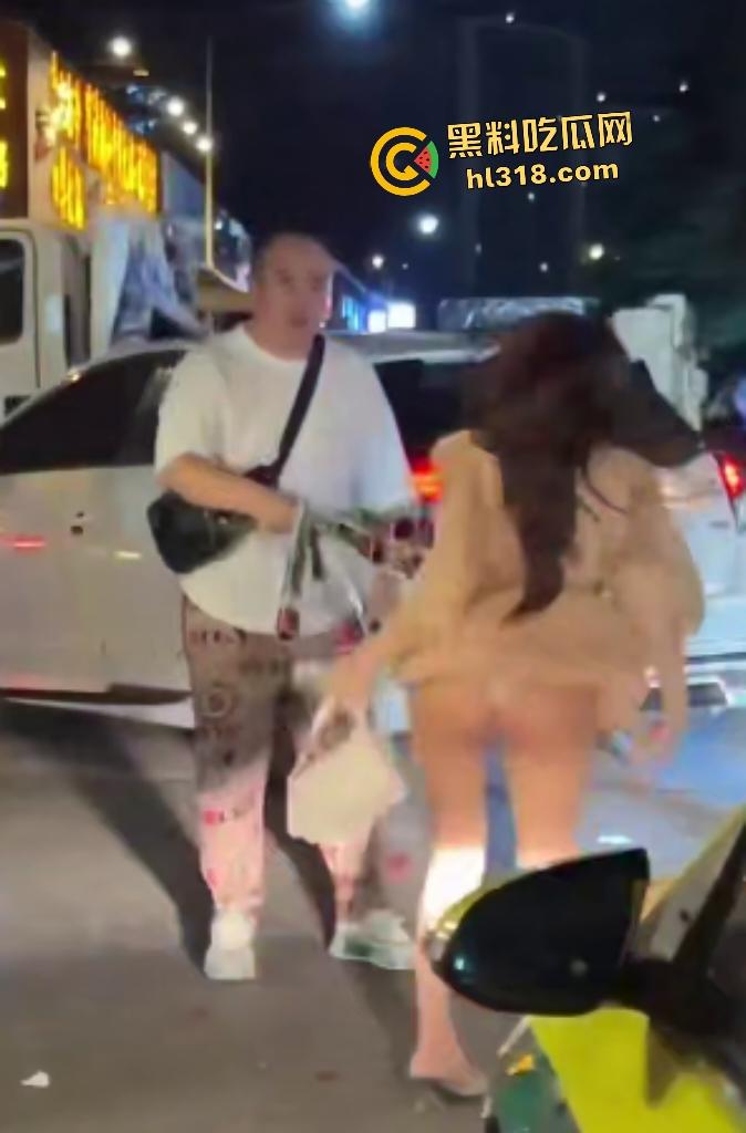 曼谷女子上街看到男友和其他女人说话，就像喝了醋坛子一样在街头追打，男友送花还被踹！-3