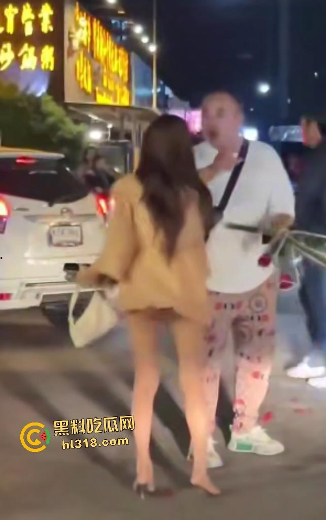 曼谷女子上街看到男友和其他女人说话，就像喝了醋坛子一样在街头追打，男友送花还被踹！-4