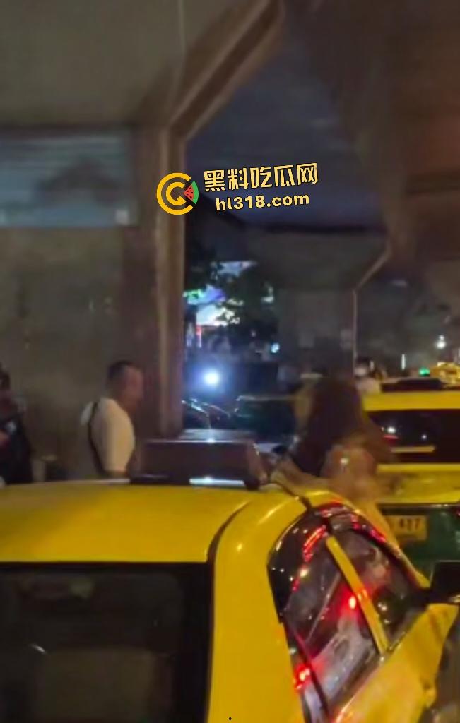 曼谷女子上街看到男友和其他女人说话，就像喝了醋坛子一样在街头追打，男友送花还被踹！-6