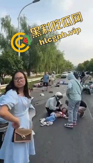 网传武汉一小学附近突发车祸多名小孩倒地，疑似男子精神不正常报复社会！！！-4