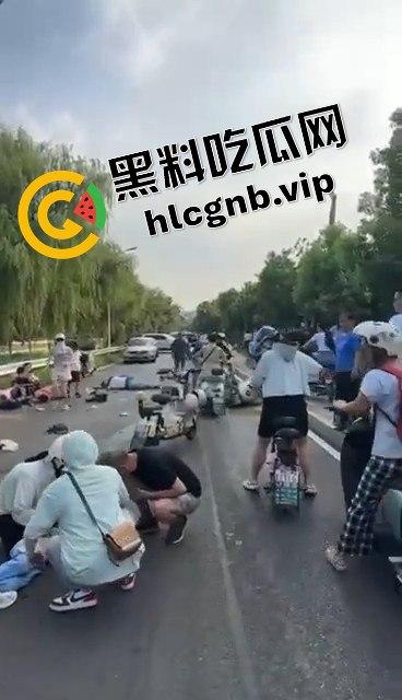 网传武汉一小学附近突发车祸多名小孩倒地，疑似男子精神不正常报复社会！！！-5