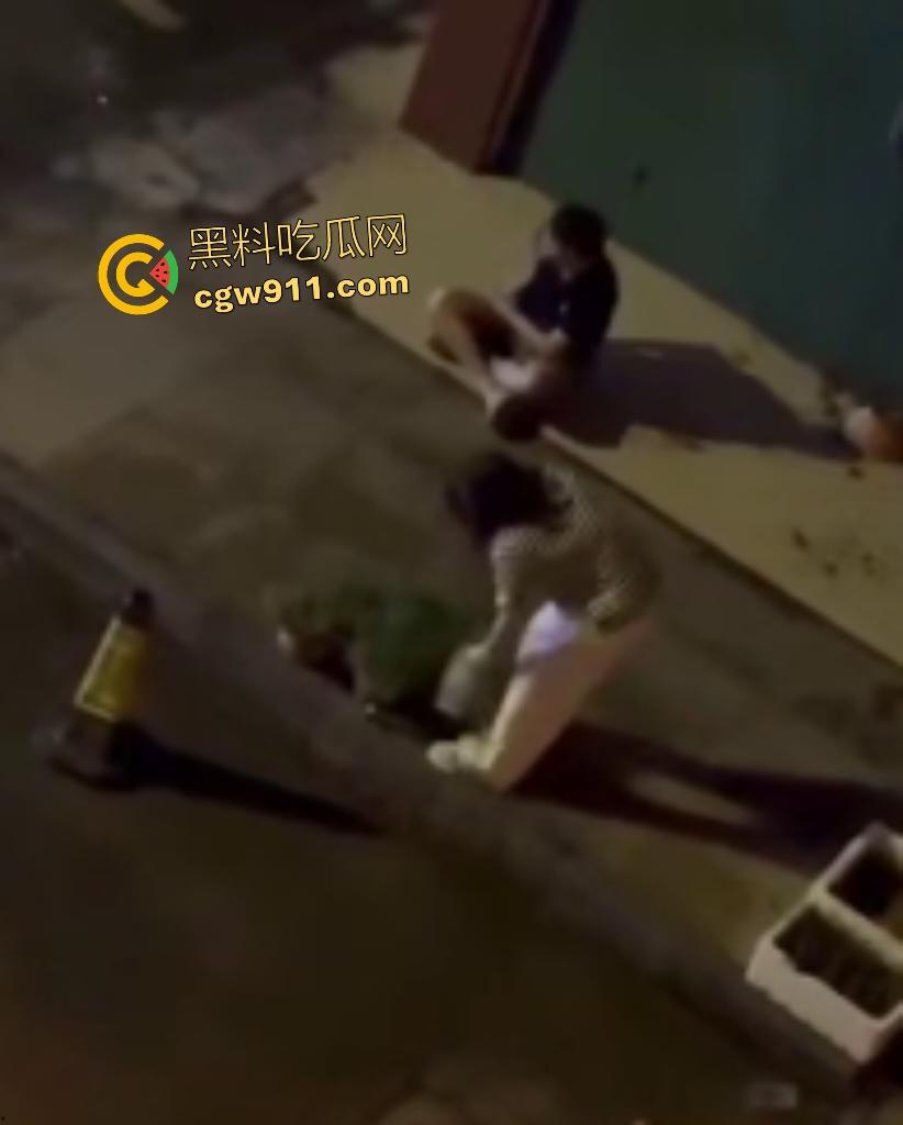广西南宁情侣夜晚扰民，女友疯魔石头砸豪车，男友坐地被一脚踢喉管倒地，女友还补刀狂踹，不踢死不罢休！-5