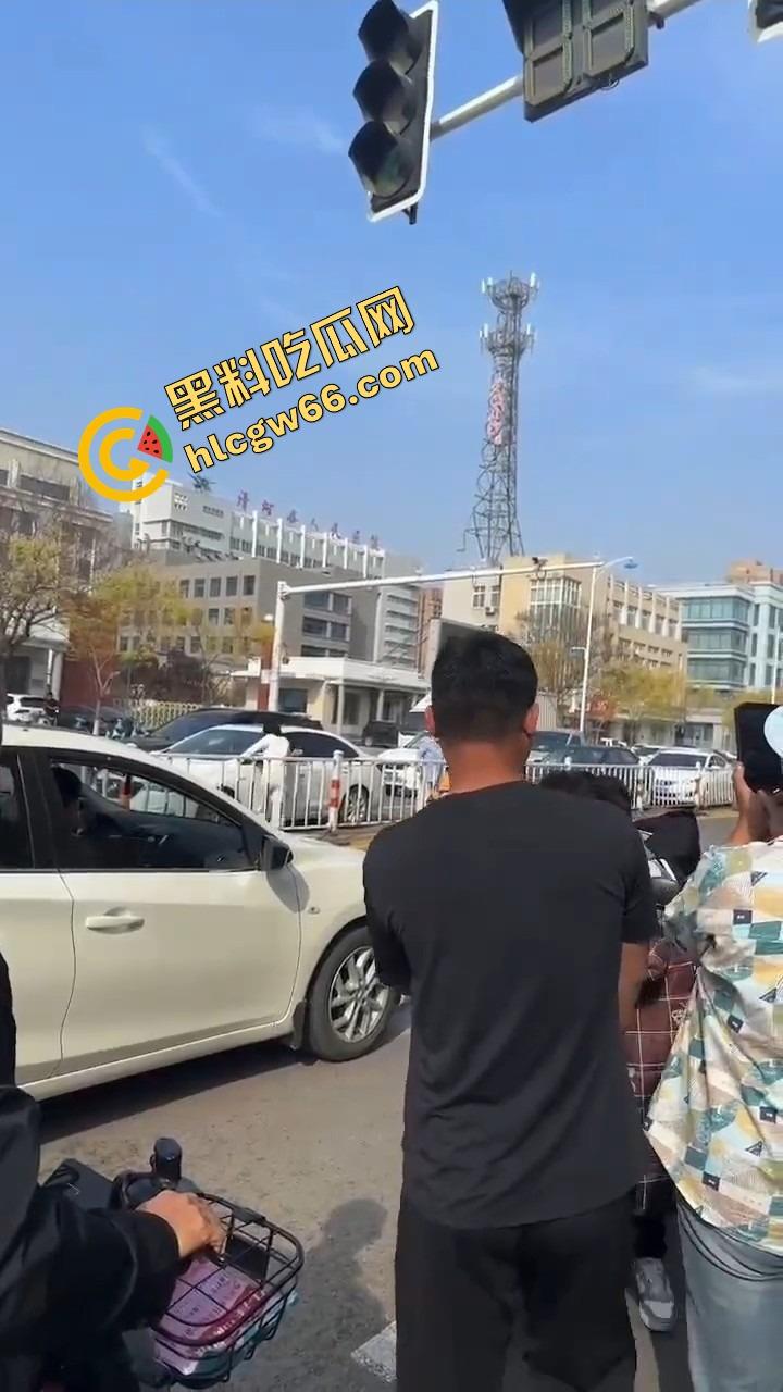 邢台市上演砸车大戏，原配将车辆逼停后砸烂车窗，小三躲在车里瑟瑟发抖不敢出来！-5