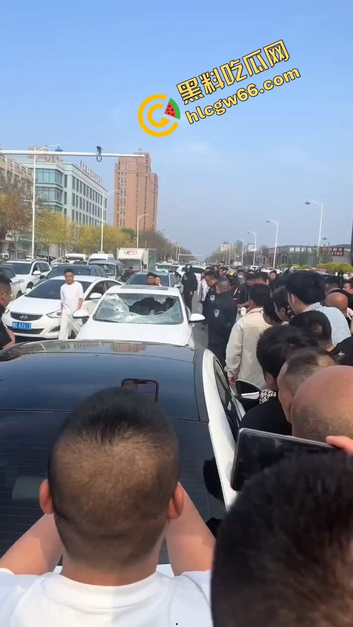 邢台市上演砸车大戏，原配将车辆逼停后砸烂车窗，小三躲在车里瑟瑟发抖不敢出来！-6