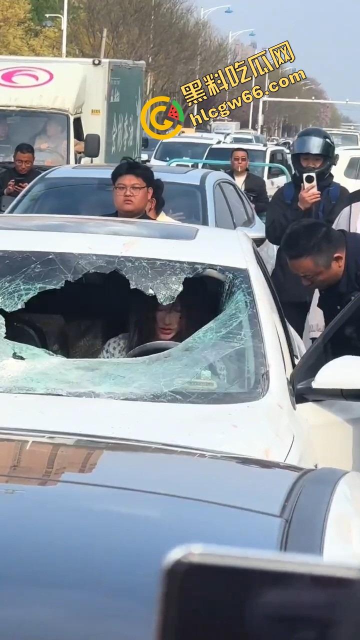 邢台市上演砸车大戏，原配将车辆逼停后砸烂车窗，小三躲在车里瑟瑟发抖不敢出来！-7