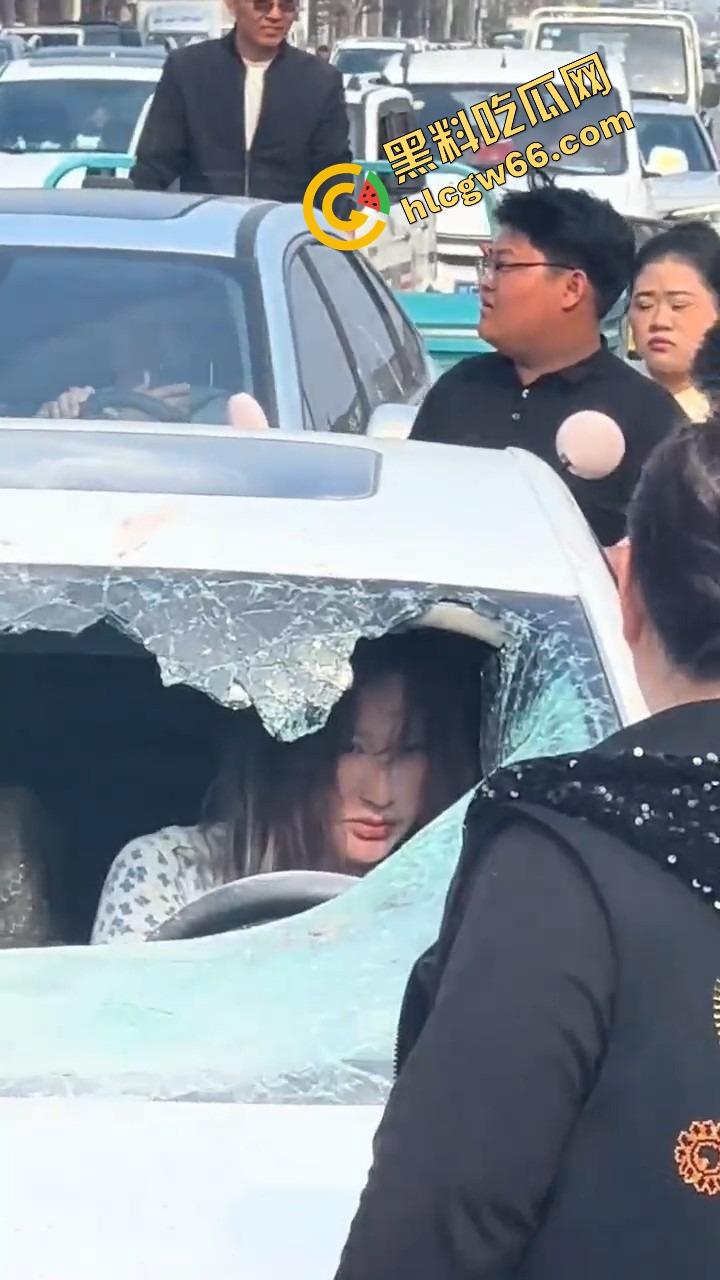 邢台市上演砸车大戏，原配将车辆逼停后砸烂车窗，小三躲在车里瑟瑟发抖不敢出来！-8