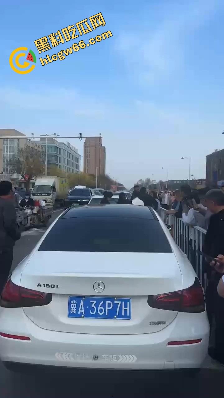 邢台市上演砸车大戏，原配将车辆逼停后砸烂车窗，小三躲在车里瑟瑟发抖不敢出来！-10