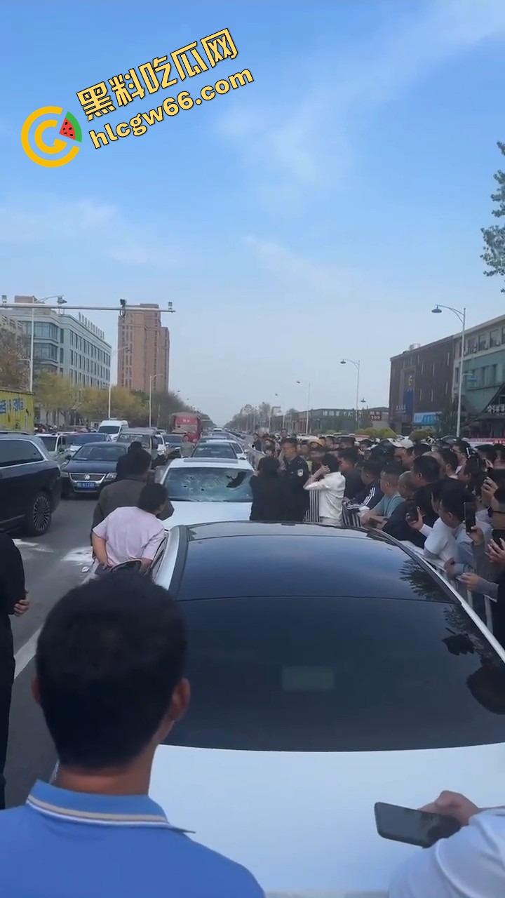 邢台市上演砸车大戏，原配将车辆逼停后砸烂车窗，小三躲在车里瑟瑟发抖不敢出来！-11