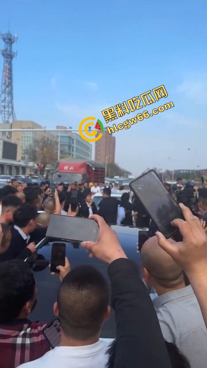 邢台市上演砸车大戏，原配将车辆逼停后砸烂车窗，小三躲在车里瑟瑟发抖不敢出来！-12