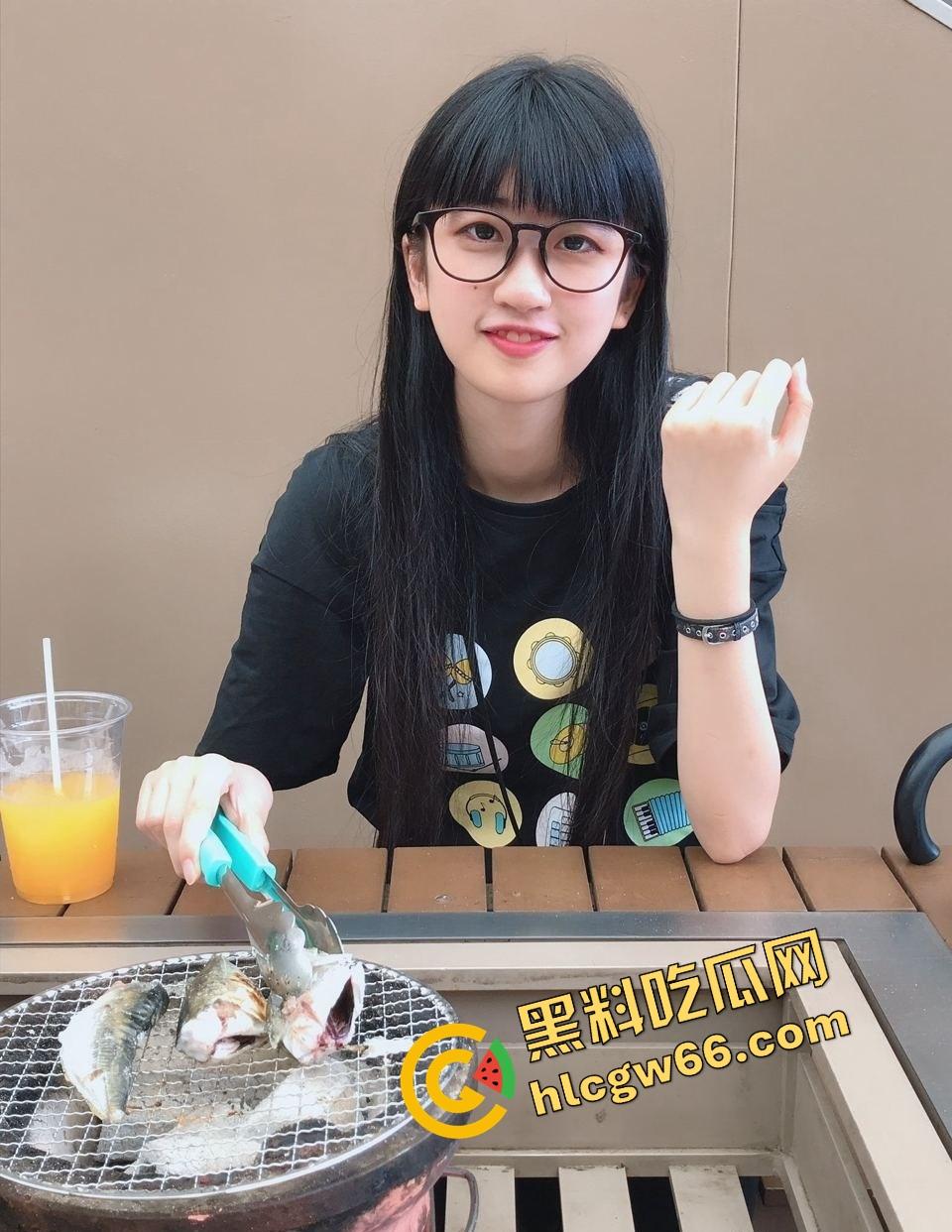 重庆眼镜学生妹【景浩】从图书馆到酒店，眼镜装纯黑丝撅臀骚穴被网友无套后入，带闺蜜野外露逼赚外快！-2