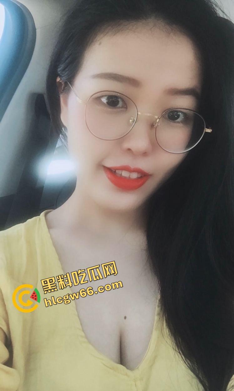 重庆眼镜学生妹【景浩】从图书馆到酒店，眼镜装纯黑丝撅臀骚穴被网友无套后入，带闺蜜野外露逼赚外快！-5