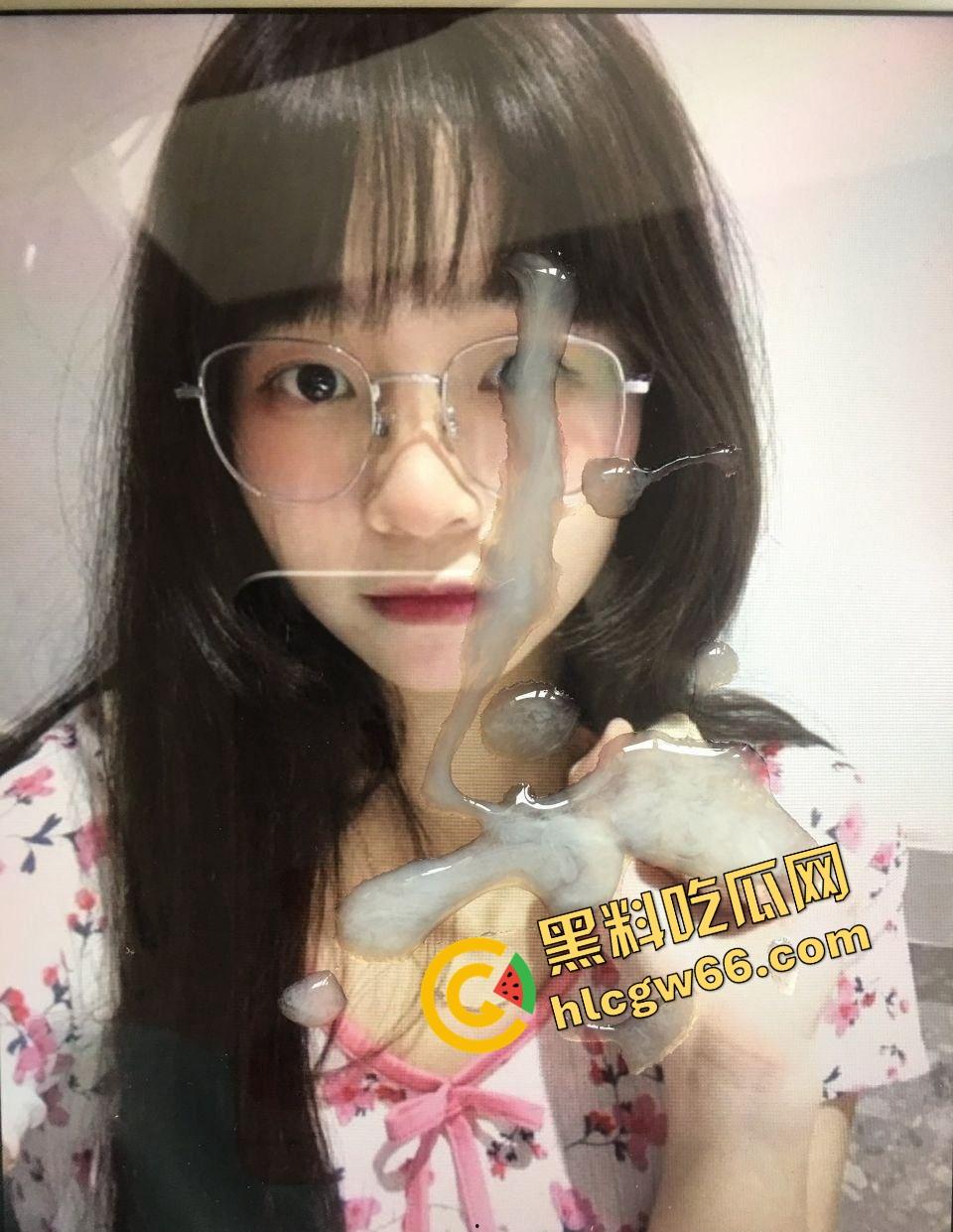 重庆眼镜学生妹【景浩】从图书馆到酒店，眼镜装纯黑丝撅臀骚穴被网友无套后入，带闺蜜野外露逼赚外快！-18