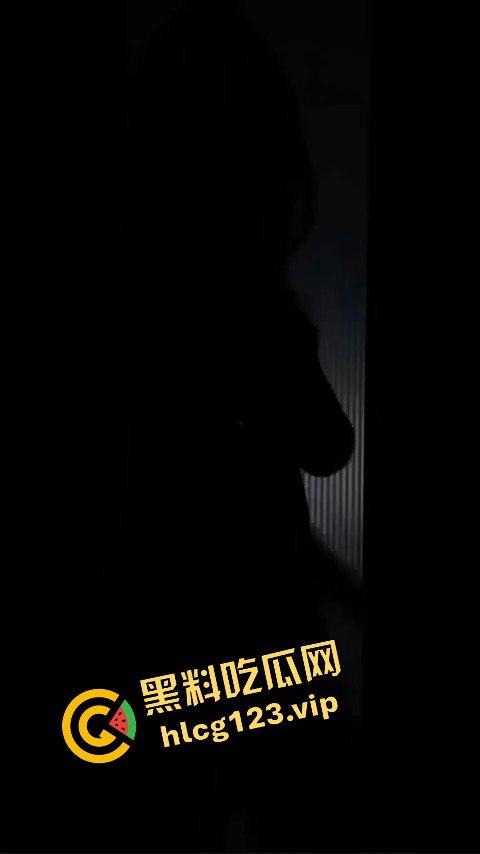 抖音80万网红【桃柒柒】裸舞玩出新花样！开灯关灯激凸擦边诱惑，粉丝炸锅内容已被隐藏！-9