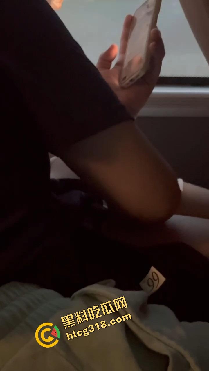 客车情侣野路子玩花样，男的当众抠小骚穴，女的事后贴心拿纸擦手，被偷拍还回怼关你屌事，老子就爱玩！-4