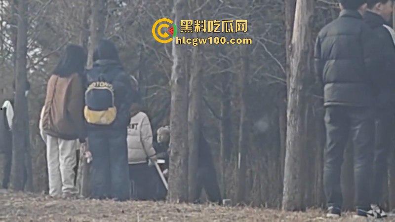山东临沂精神小伙为抢女神交配权带兄弟持刀砍情敌 拉架小哥惨遭爆头当场脑袋开花 现场爆血视频流出！-3