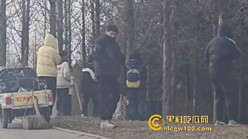 山东临沂精神小伙为抢女神交配权带兄弟持刀砍情敌 拉架小哥惨遭爆头当场脑袋开花 现场爆血视频流出！-5