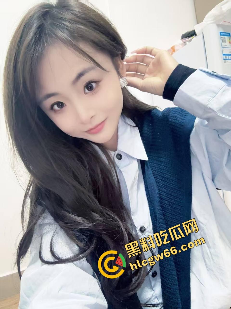 桌上吃肉,桌下吃逼,绿帽哥请兄弟草自己老婆边吃边拍,骚妻水流成河,火锅秒变淫锅!-3