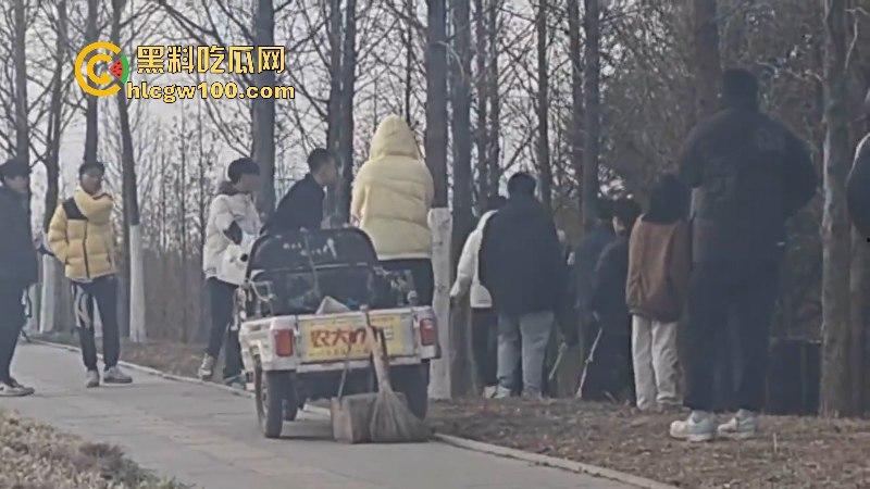 山东临沂精神小伙为抢女神交配权带兄弟持刀砍情敌 拉架小哥惨遭爆头当场脑袋开花 现场爆血视频流出！-6