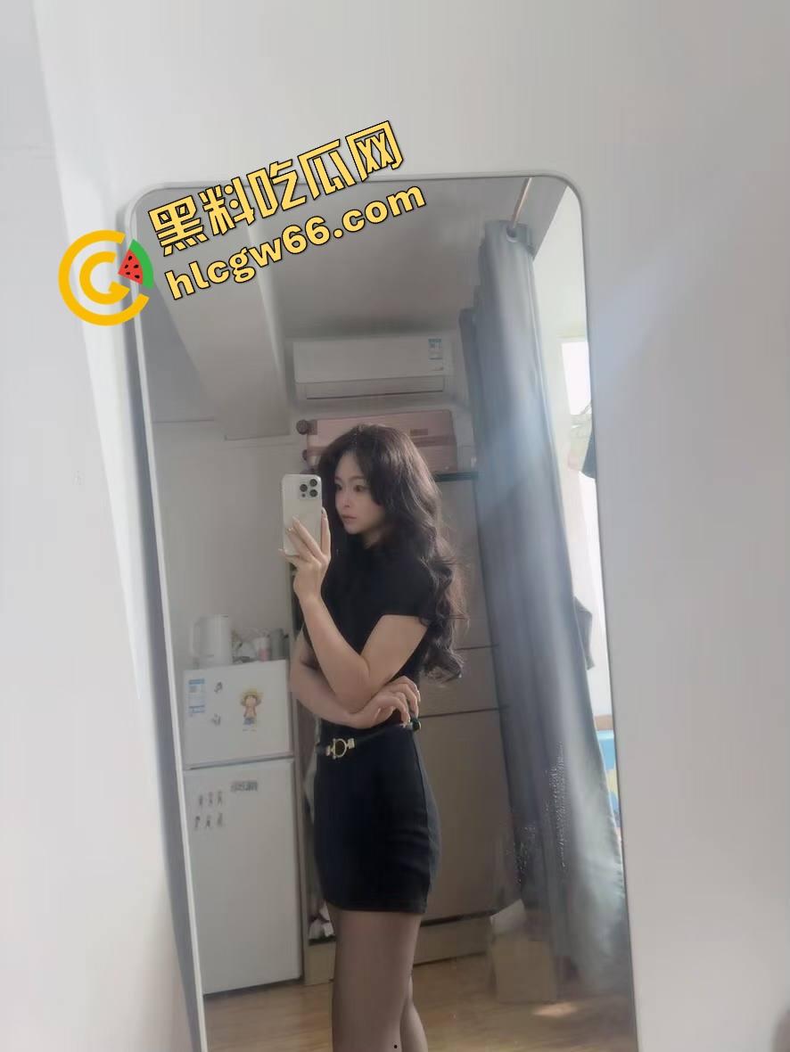 桌上吃肉,桌下吃逼,绿帽哥请兄弟草自己老婆边吃边拍,骚妻水流成河,火锅秒变淫锅!-4