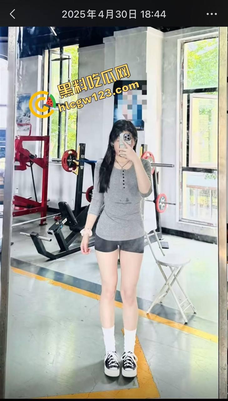 绍兴绿帽老哥带老婆约炮单男，结果被操到高潮的媳妇反手训他你把嘴闭上，好好看人家操我！-2