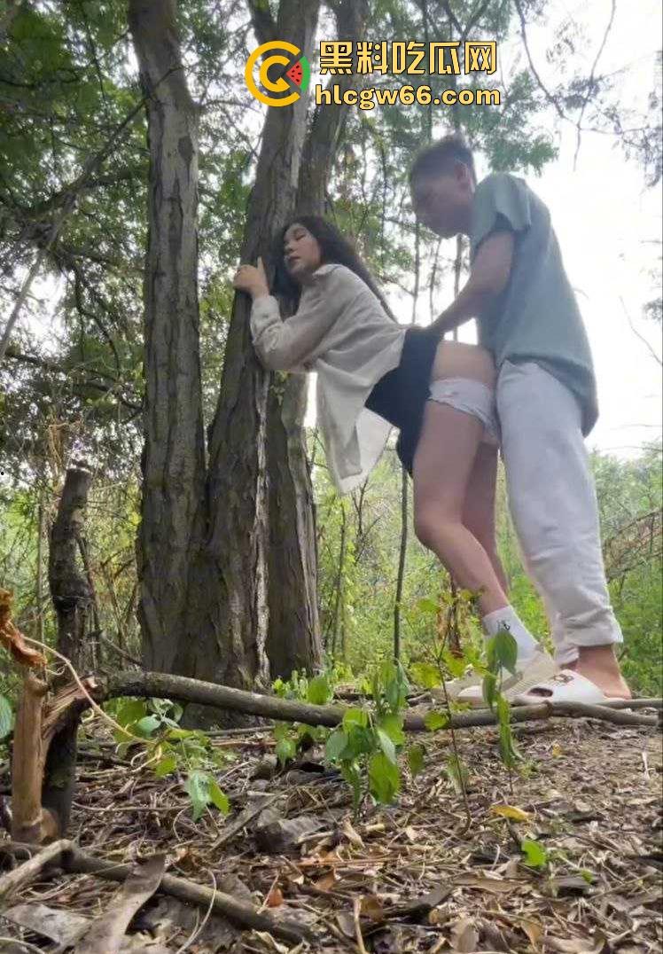 美女主播勾引精神小伙户外打炮 精致的小脸蛋被浓精颜射一脸后还强势后入！-6