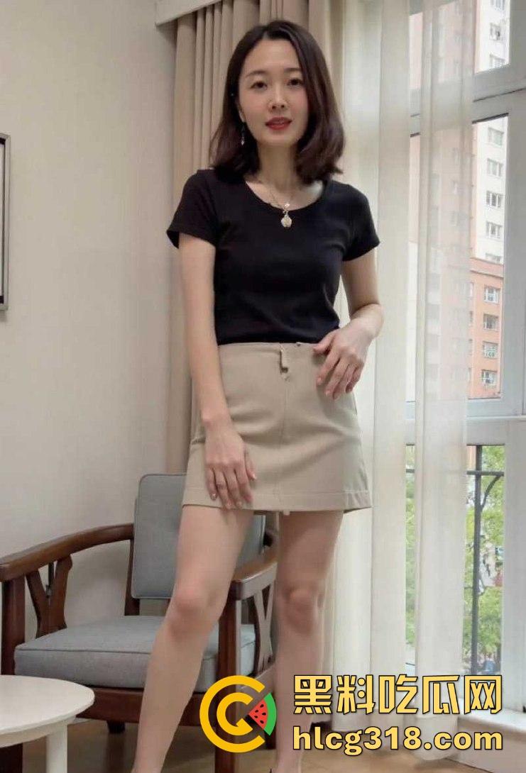 乱伦3P！丈母娘跟老婆齐上阵，丈母娘在旁边督战拍照，场面十分淫乱！-1