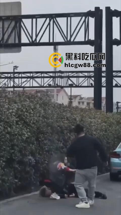 上海逆天伦理大戏，儿子路虎别车美式截停母亲宝马，逮住姘头就是一顿爆锤，现场爆踩老头直接被抬走！-5