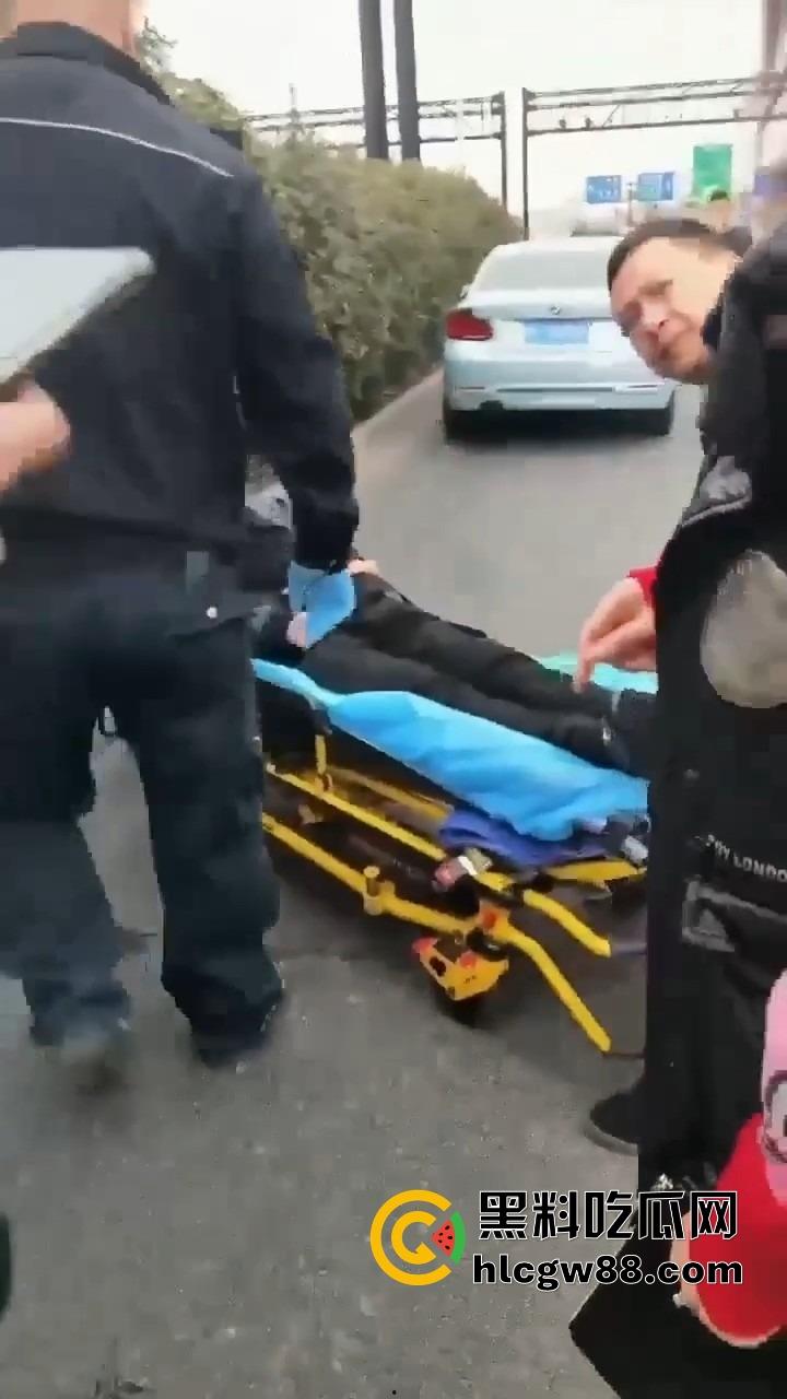 上海逆天伦理大戏，儿子路虎别车美式截停母亲宝马，逮住姘头就是一顿爆锤，现场爆踩老头直接被抬走！-7