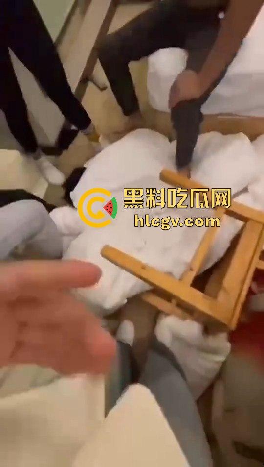 女子带闺蜜捉奸，丈夫反应神速护小三，自己挨打一波输出，只为保住那骚逼！-5