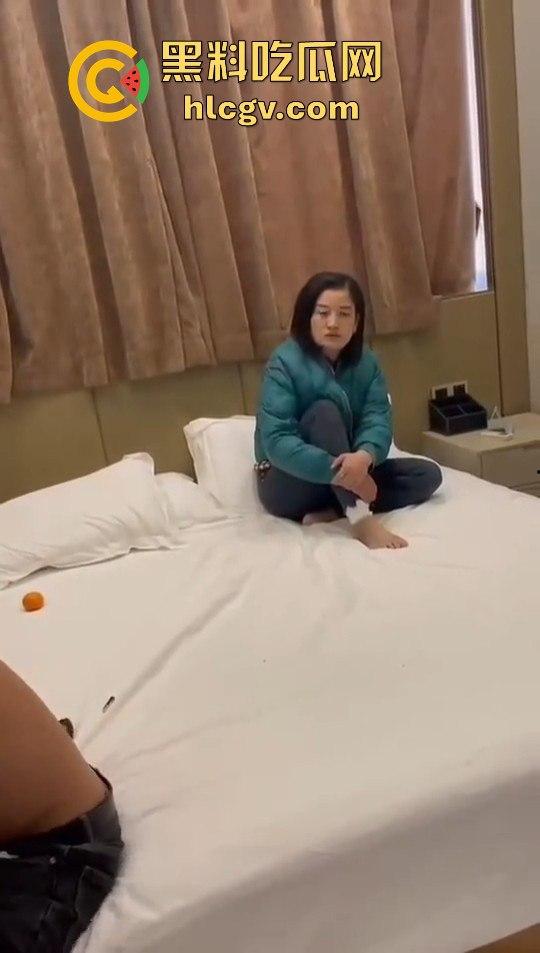 女子带闺蜜捉奸，丈夫反应神速护小三，自己挨打一波输出，只为保住那骚逼！-7