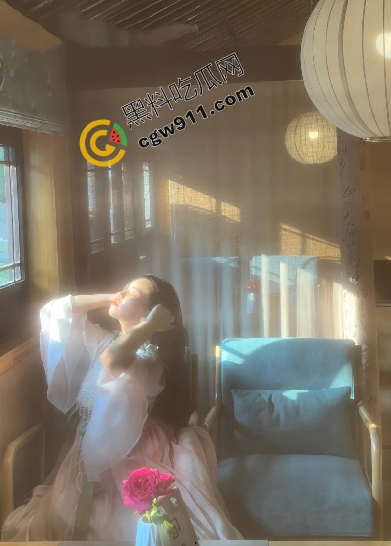 安徽幼师【李萍】：清纯外表下竟是淫荡骚货，美乳爆满，嫩穴紧致，猛烈爆操赚足眼球！-2