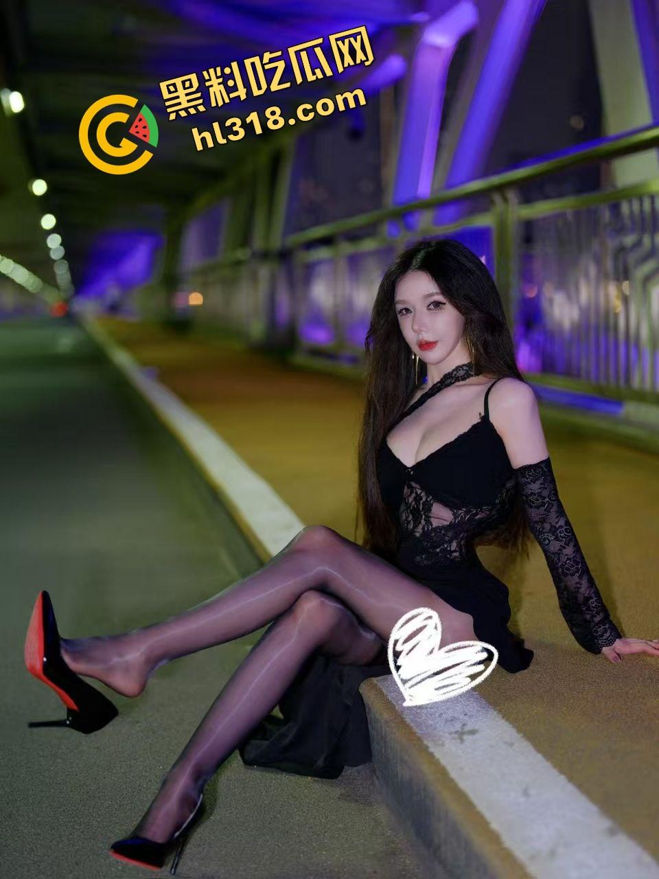 亲妹穿着情趣内衣在厨房切菜，我当场顶到湿透，忍不住无套干进去了，干到她腿软扶不住台面！-4