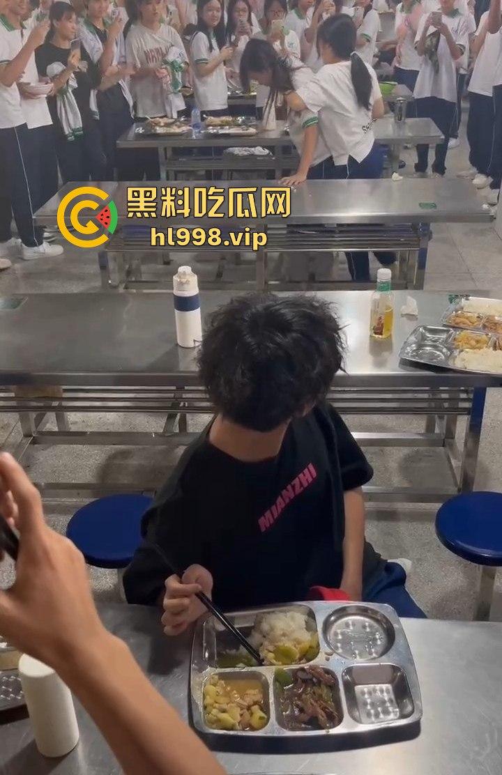 澄海职校精神小妹校内霸凌，收小太妹当马仔，学校里收保护费，谁不给钱就干谁！-7